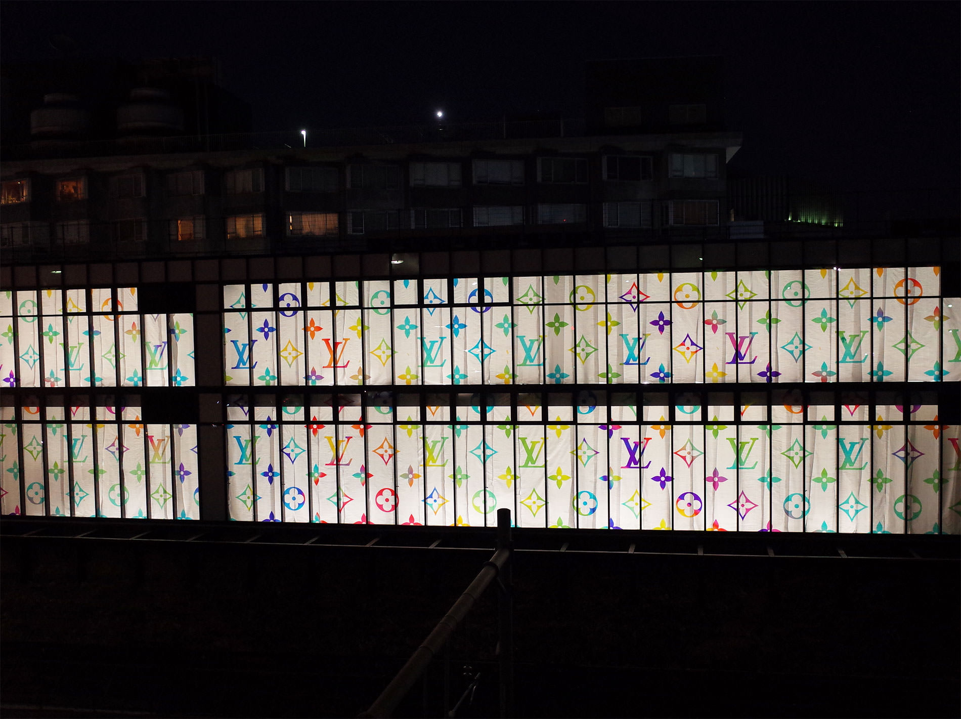 原宿駅前に建設中のルイ・ヴィトン マルチカラー / a new building of LOUIS VUITTON Multicolor in near the Harajuku station