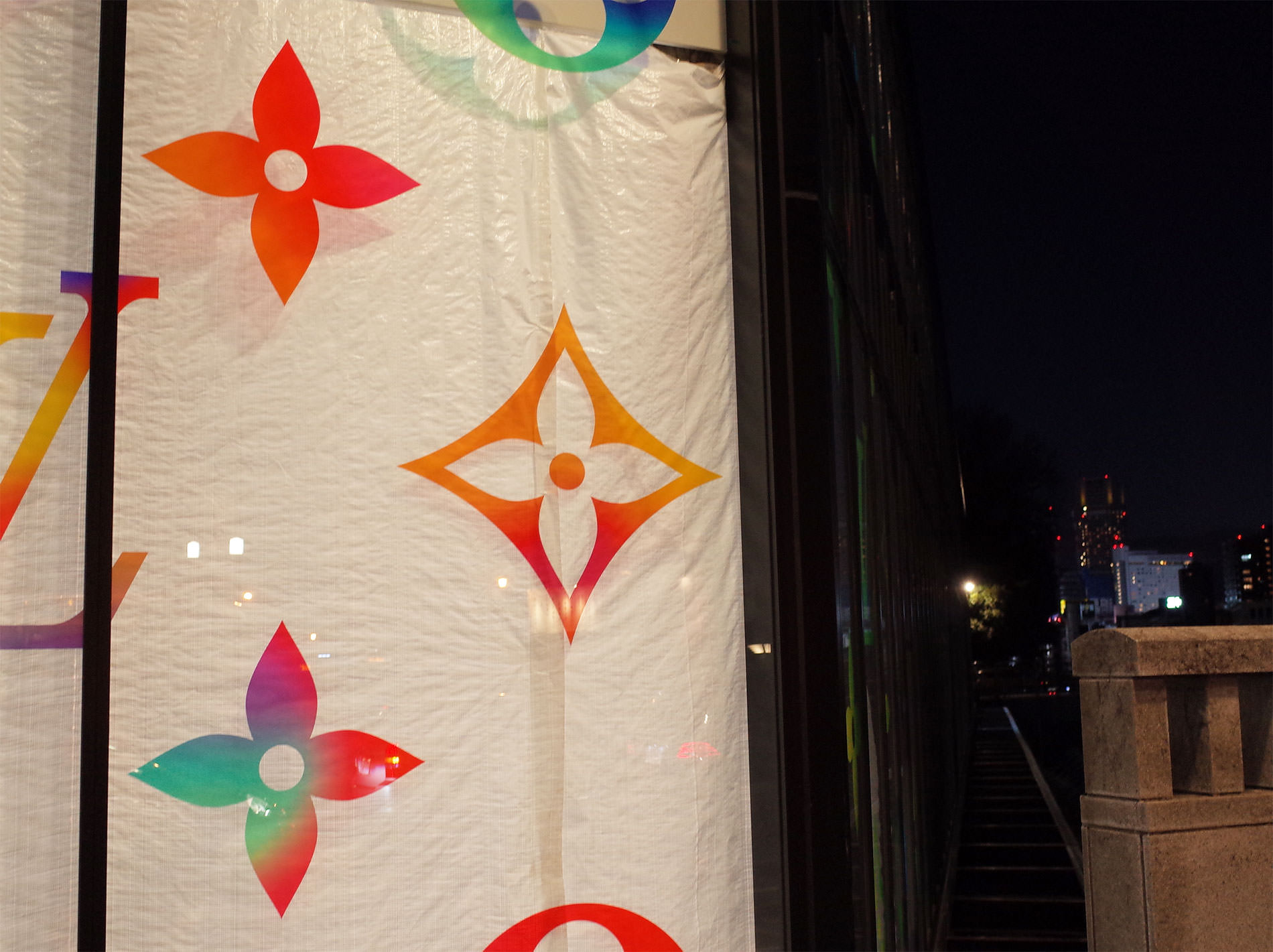 原宿駅前に建設中のルイ・ヴィトン マルチカラー / a new building of LOUIS VUITTON Multicolor in near the Harajuku station