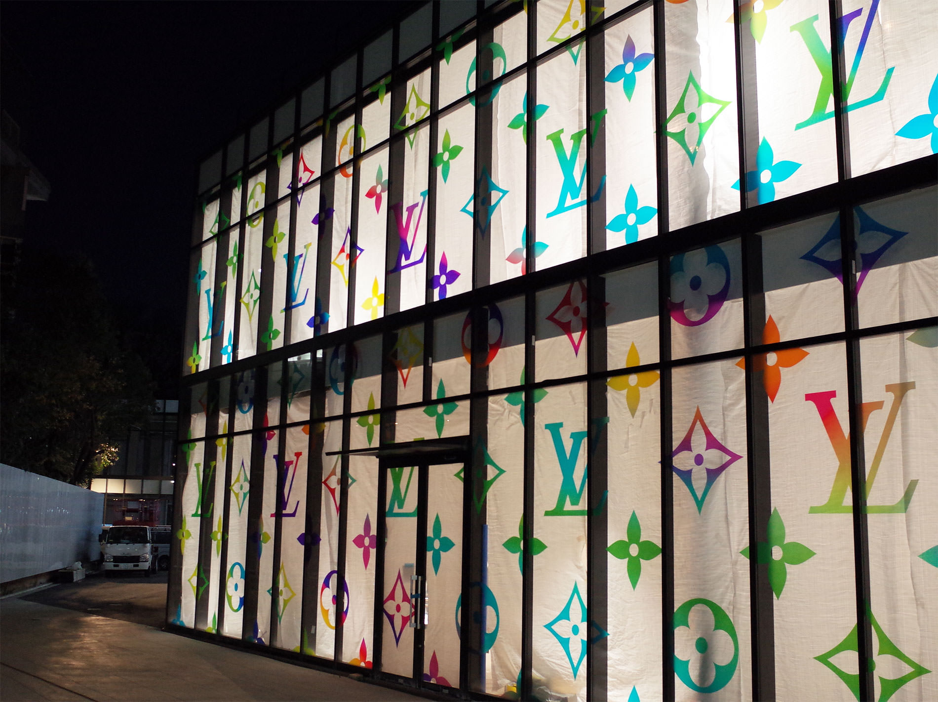 原宿駅前に建設中のルイ・ヴィトン マルチカラー / a new building of LOUIS VUITTON Multicolor in near the Harajuku station